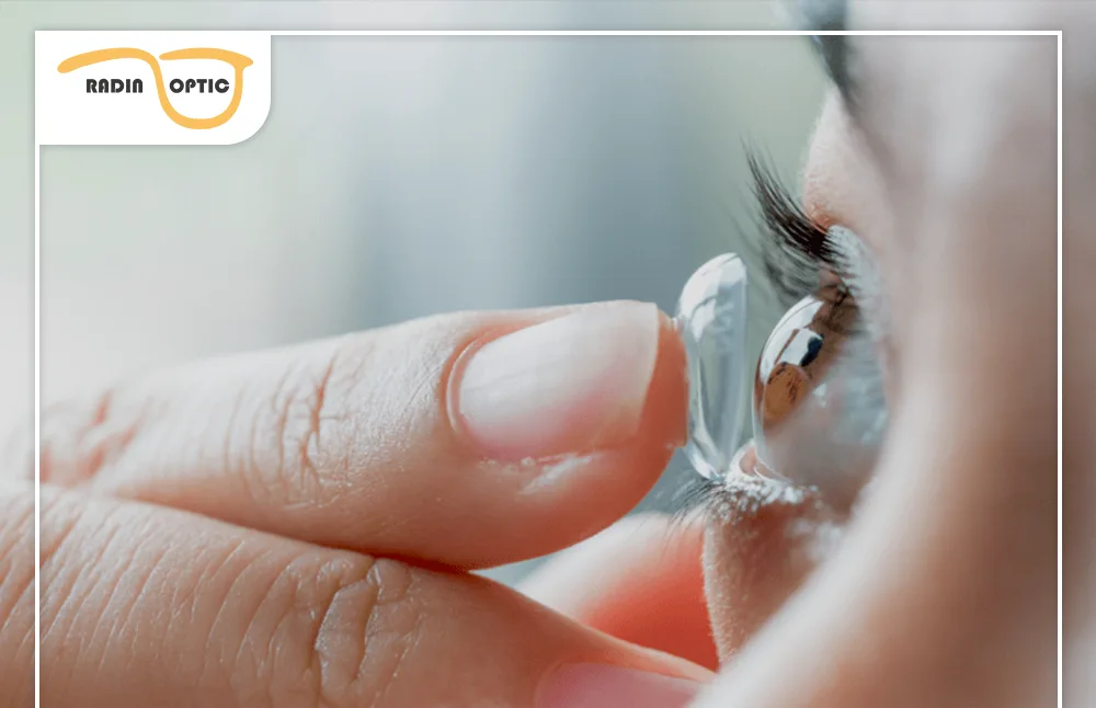 طریقه گذاشتن لنز چشم به‌ صورت مرحله‌ به‌ مرحله 